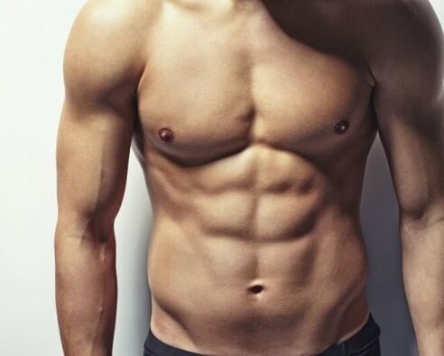 Un bărbat cu formă fizică bună